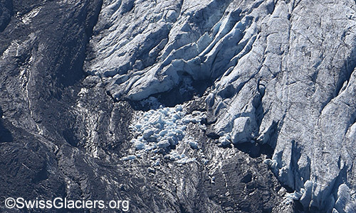 Eisabbruch von der westlichen Zunge des Blüemlisalpgletschers. Foto vom 8.8.2022.