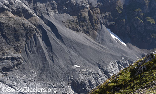 Eindrücklicher Schuttkegel am Fuss des Blüemlisalp-Massivs. Foto vom 21. August 2023.