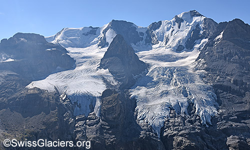 Blüemlisalpgletscher und Blüemlisalp-Massiv. Foto vom 8.8.2022.