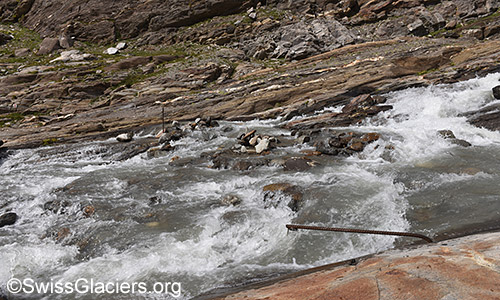 Grosse Mengen Schmelzwasser fliessen unterhalb vom Chaltwassergletscher ab. Foto vom 11.7.2022.