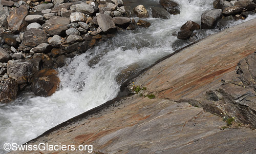 Schmelzwasser unterhalb vom Gletscher am 8. August 2025 um 15:20 Uhr.