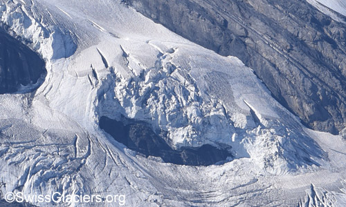 Abbruch im mitteren Teil des Doldenhorngletschers. Foto vom 8.8.2022.
