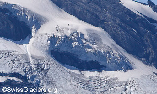 Abbruch im mittleren Teil des Doldenhorngletschers. Foto vom 23. August 2024.