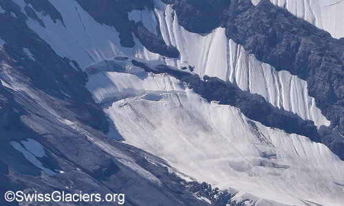 Am Fuss der Nordwand des Doldenhorns haben sich zwei grosse Schründe gebildet. Foto vom 23. August 2024.