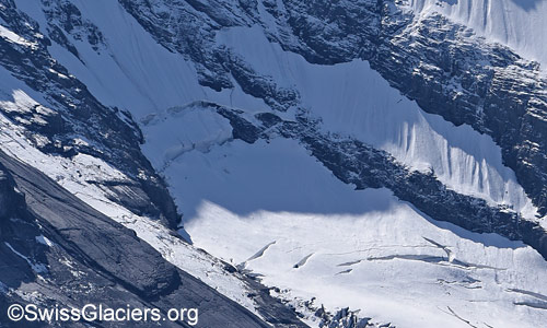 Am Fuss der Nordwand des Doldenhorns haben sich zwei grosse Schründe gebildet. Foto vom 7. September 2025.