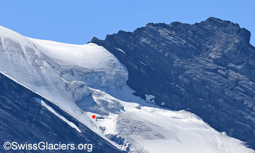 Eindrücklicher Schrund unterhalb von Pt. 3432. Foto vom 21. August 2023.