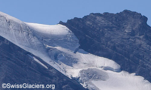 Eindrücklicher Schrund unterhalb von Pt. 3432. Foto vom 23. August 2024.