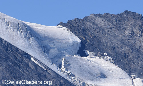 Eindrücklicher Schrund unterhalb von Pt. 3432. Foto vom 8.8.2022.