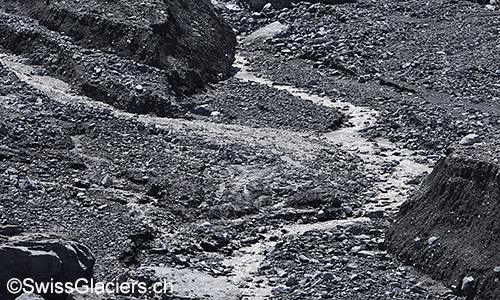 Zahlreiche kleine Murgänge sind von der Westseite des Sees bis zum Bach vorgestossen und haben dort einen Kegel aus Schlamm und Geröll gebildet.