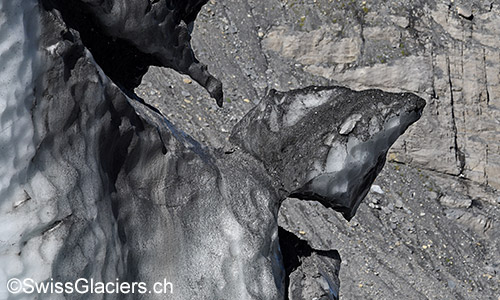 Dieser Eisblock am Rand des Eisriegels trotzte bisher erfolgreich der Schwerkraft.