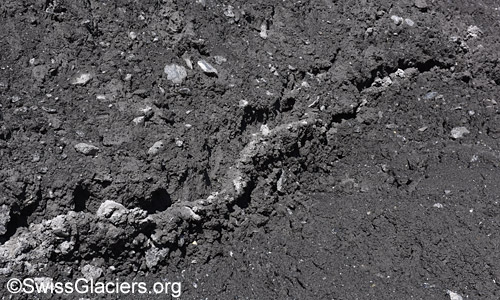 Am Übergang vom festen zum abgerutschtes Moränenmaterial hat sich eine Art Spalte gebildet. Stand 17.6.2023