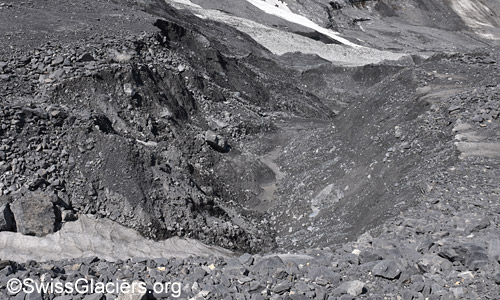 Blick in den Erosionsgraben im ehemaligen Gletschersee aus Osten. Stand 17.6.2023