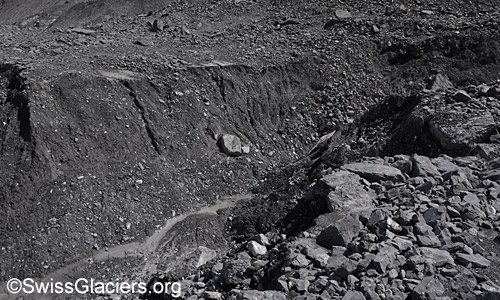 Blick in den Erosionsgraben im ehemaligen Gletschersee aus Südwesten. Stand 17.6.2023