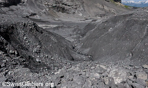 Blick in den Erosionsgraben im ehemaligen Gletschersee aus Süden. Stand 18.7.2024