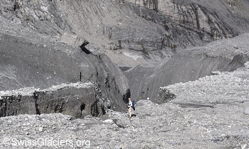Erosionsgraben im Bereich des ehemaligen Sees. Flussrichtung des Wassers: Von links nach rechts. Foto vom 31. August 2025.