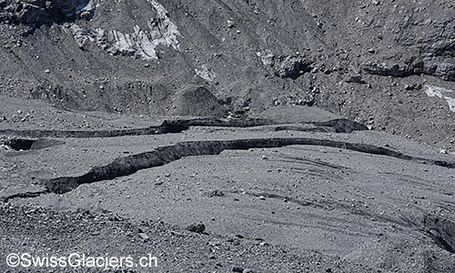Die beiden markanten Erosionsgräben im westlichen Teil des Gamchigletschers.