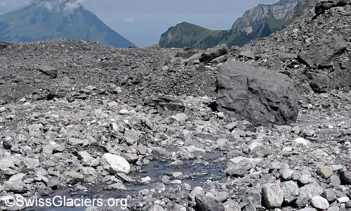 Felsblock von Standort 15. Foto vom 18. Juli 2024.