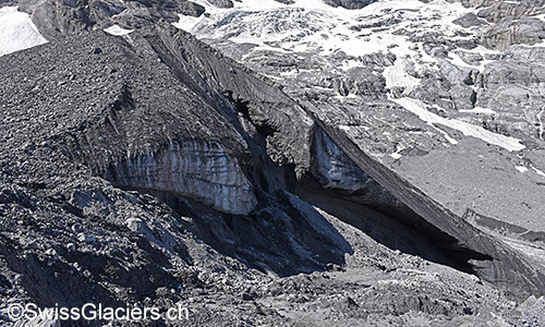 Die Barriere aus Eis und Geröll/Schutt, welche den Gletschersee staut, am 29.6.2019.
