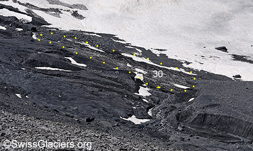 Mit gelben Punkten umrandet sind die Reste (30) der grossen Lawine, welche im Sommer/Herbst 2021 nicht geschmolzen sind. Situation am 27.5.2022.