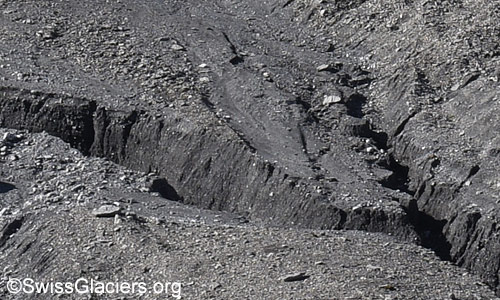 Erosionsgräben vor dem mittleren Teil des Gamchigletschers. Foto vom 31. August 2025.