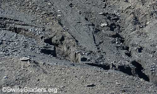 Erosionsgräben vor dem mittleren Teil des Gamchigletschers. Foto vom 7. September 2024.