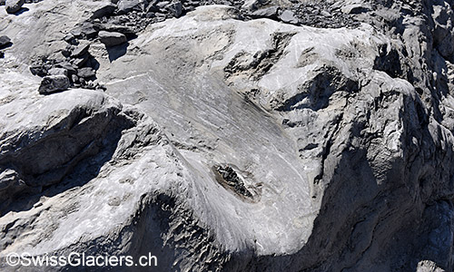 Diesen Kanal hat Schmelzwasser im Fels geformt (Glazifluviale Erosion).