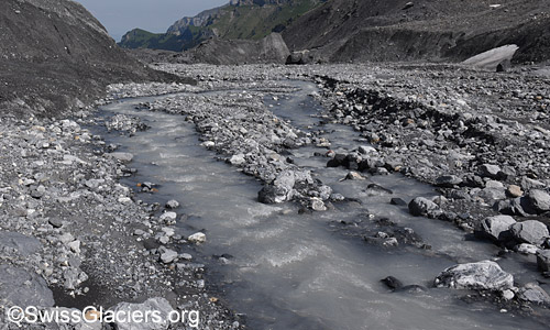 Gletscherbach mit zwei Armen auf unterschiedlichem Niveau. Stand 17.6.2023