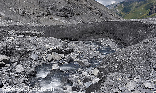 Westlicher Erosionsgraben: Im Sommer 2019 wurde der westlichste Teil des Gletschers über diesen Erosionsgraben entwässert.