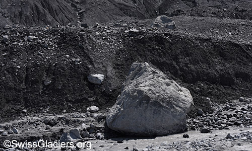 Abgerutschter Felsblock. Stand 17.6.2023