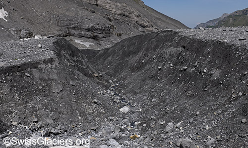 Blick in den östlichen Erosiongraben des westlichen Teils aus Süden. Stand 17.6.2023
