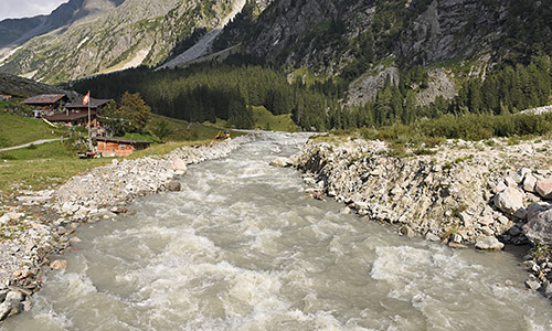 Sehr viel (Schmelz-)Wasser führende Kander bei Heimritz. Foto vom 11.8.2022.
