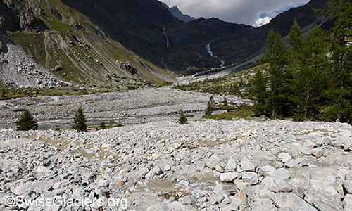 Mit Geröll und Sand bedeckte Alpweide. Foto vom 11.8.2022.