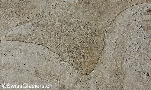 Gruebengletscher: Auf Sand abgelagerter Saharastaub am 9.8.2019.