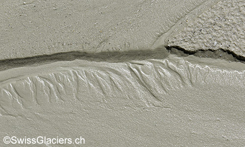Gruebengletscher: Vom Wasser geformtes Sediment im Gletschervorfeld am 9.8.2019.