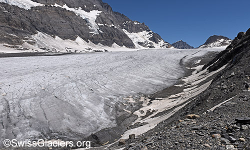 Blick über den Kanderfirn Richtung Mutthorn. Situation am 3.7.2023.