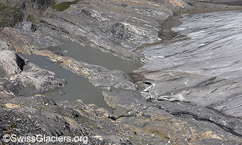 Blick auf die Gletscherzunge des Kanderfirns und die proglazialen Seen. Situation am 11.8.2022.