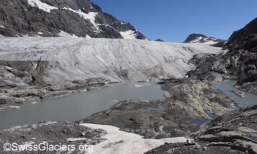 Abgeflachte Zunge des  Kanderfirns und proglaziale Seen. Situation am 3.7.2023.