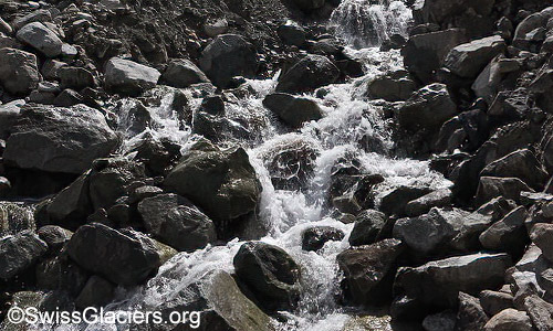Kanderfirn: Seitenarm des Gletscherbachs, welcher westlich vom Pt. 2642 herunter fliesst. Foto vom 20.7.2024.