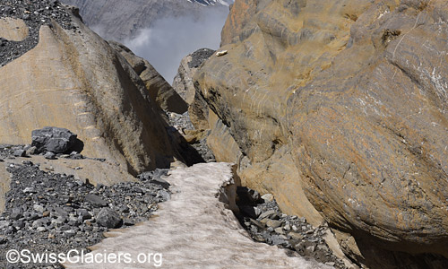 Kanderfirn: Ehemaliger Schmelzwasserkanal. Foto vom 3.7.2023.