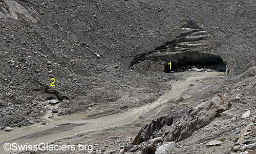 Abfluss des Schmelzwassers im Bereich des Gletschtors am 17. Juli 2023.