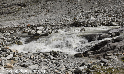 Abfluss des Schmelzwassers unterhalb des Gletschertors am 18. Juli 2025 um 15:40 Uhr.