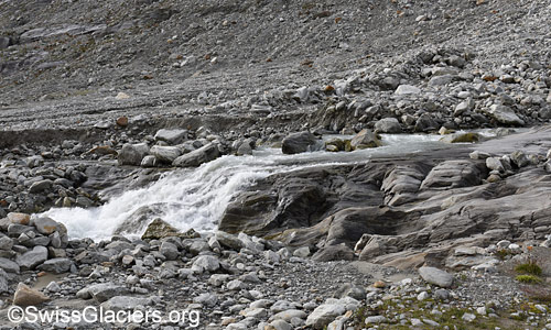 Abfluss des Schmelzwassers unterhalb des Gletschertors am 18. Juli 2025 um 8:20 Uhr.