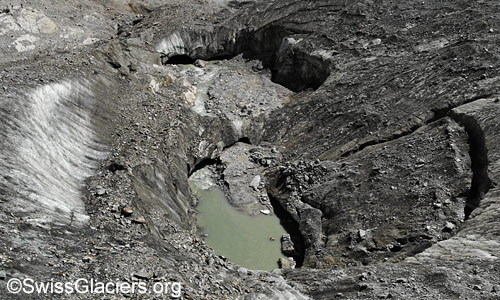 Einsturztrichter im Oberaargletscher von Osten am 18. Juli 2025.