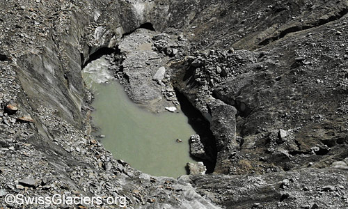 Blick von Westen in den mittleren Einsturztrichter im Oberaargletscher am 18. Juli 2025.