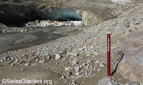 Rote Säule vor dem Tor des Oberaargletschers am 17. Juli 2023.