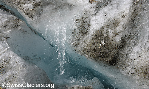 Schmelzwasser auf dem Oberaargletscher am 2. Juli 2022.