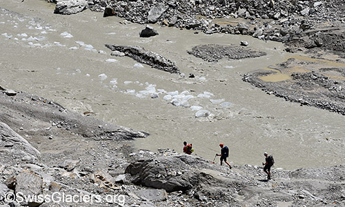 Eisschollen im Gletscherbach.