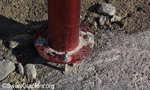 Montage der Säule im Gletscherschliff. Foto vom 17. Juli 2023.