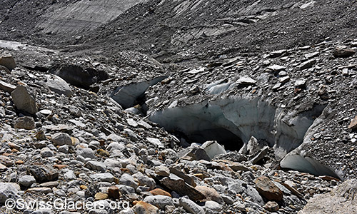 Zerfallserscheinungen an der Gletscherzunge des Oberaargletschers am 2. Juli 2022.