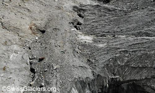 Luftaufnahme der arg zerlöcherten und unterhöhlten Gletscherzunge des Oberaargletschers.